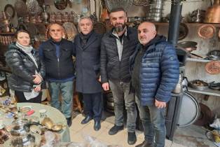 Görevi Yok Ama Sahada: İlçenin Dertleriyle İç İçe Bir İsim
AK Parti Altındağ İlçe Başkanlığı görevini Üç dönem boyunca yürüten Ahmet Karaca, herhangi bir resmi görevi bulunmamasına rağmen ilçeyle bağını koparmayan isimler arasında yer alıyor.