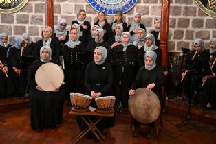 Altındağ Belediyesi Kadın Eğitim ve Kültür Merkezleri'nde eğitim alan kadınlar, Mevlânâ Celâleddîn-i Rûmi'nin vuslatının 752'nci yılında düzenlenen tasavvuf konseriyle gönüllere huzur verdi.